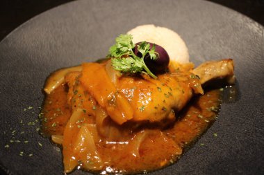 Peru mutfağı: haşlanmış tavuk ve sarımsaklı pirinç.