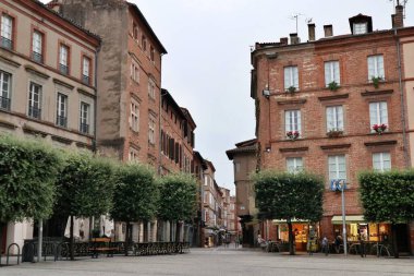 Fransa 'da Albi taşları ve kırmızı tuğlaları olan eski bir kasaba.