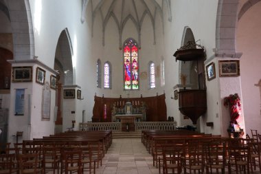 Fransa 'nın eski Saint-Cirq-Lapopie köyündeki bir kilisenin içinde.