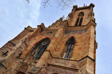 Fransa 'nın eski Colmar kasabasındaki kilise.