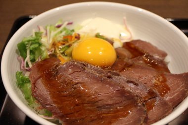 Japon mutfağı: Tokyo, Japonya 'da çiğ yumurtalı devekuşu eti kasesi