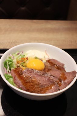 Japon mutfağı: Tokyo, Japonya 'da çiğ yumurtalı devekuşu eti kasesi