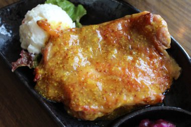 Tokyo, Japonya 'da ballı hardal soslu kızarmış tavuk.