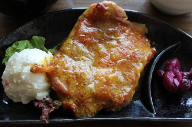 Tokyo, Japonya 'da ballı hardal soslu kızarmış tavuk.