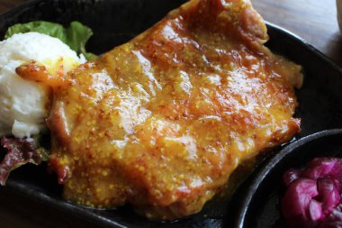 Tokyo, Japonya 'da ballı hardal soslu kızarmış tavuk.