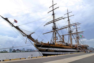 Tokyo körfezine demir atmış bir yelkenli gemi.