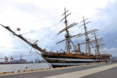 Tokyo körfezine demir atmış bir yelkenli gemi.