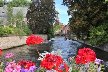 Bruges, Belçika 'daki eski kasaba ve kanal