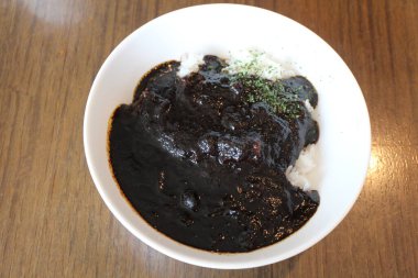 Tokyo, Japonya 'da Japon usulü siyah köri pilavı