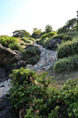 Kiyosumi Bahçesi, Tokyo, Japonya 'da Karetaki (taştan yapılmış şelale ve nehir)