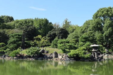Kiyosumi Bahçesindeki Dai-Sensui Gölü, Tokyo, Japonya