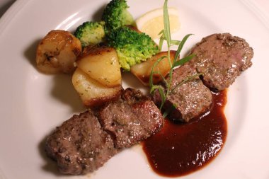 Ukrayna mutfağı: shashlik (marine edilmiş ve ızgara kuzu filetosu) Gürcü domates ve erik soslu