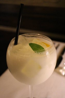 Türk içeceği: Buzlu ayran (yoğurt bazlı içecek)