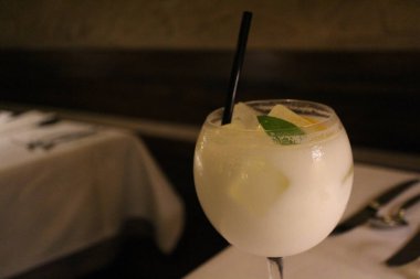 Türk içeceği: Buzlu ayran (yoğurt bazlı içecek)