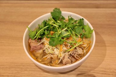 Vietnam mutfağı: Bun bo Tue (biftek tendonlu baharatlı pirinç eriştesi ve kişniş)