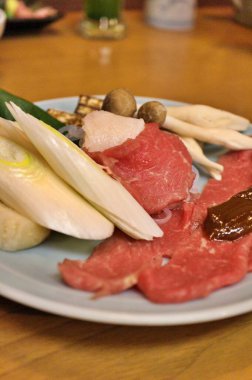 Japon mutfağı: Tokyo, Japonya 'da sakura nabe (at eti yahnisi) malzemeleri