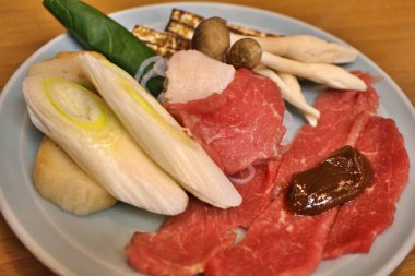 Japon mutfağı: Tokyo, Japonya 'da sakura nabe (at eti yahnisi) malzemeleri