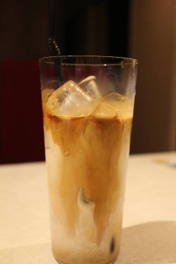 İtalyan restoranında bir bardak buzlu kahve.