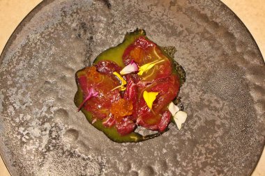 İtalyan mutfağı: Şam fıstığı soslu sarı yüzgeçli ton balığı.