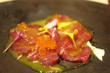 İtalyan mutfağı: Şam fıstığı soslu sarı yüzgeçli ton balığı.