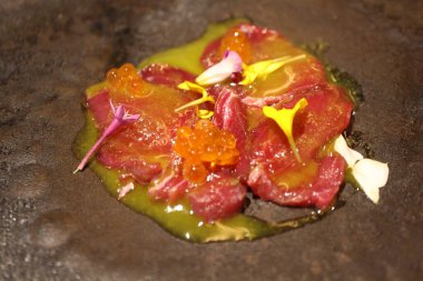 İtalyan mutfağı: Şam fıstığı soslu sarı yüzgeçli ton balığı.