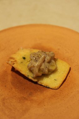 İtalyan mutfağı: üzerine kalamar konmuş kızarmış nohut ezmesi.