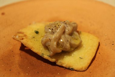 İtalyan mutfağı: üzerine kalamar konmuş kızarmış nohut ezmesi.