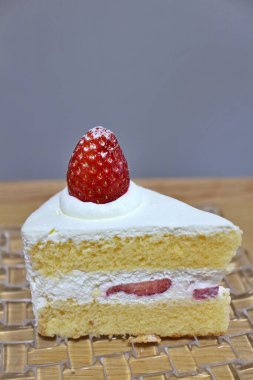 Japon çilekli pastası (katlı pasta))