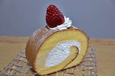 Japon çilekli kek (İsviçre dürümü))
