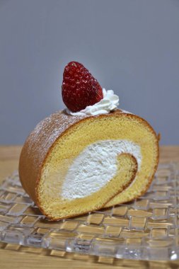 Japon çilekli kek (İsviçre dürümü))