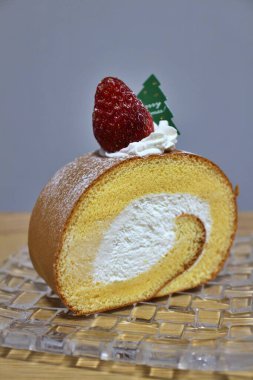 Japon çilekli Noel pastası (İsviçre dürümü))