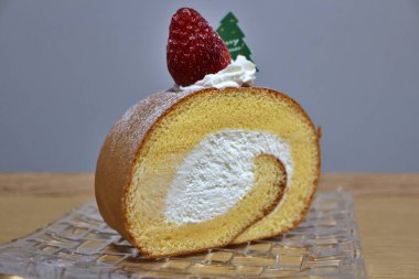 Japon çilekli Noel pastası (İsviçre dürümü))