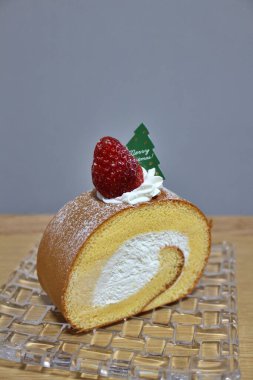 Japon çilekli Noel pastası (İsviçre dürümü))