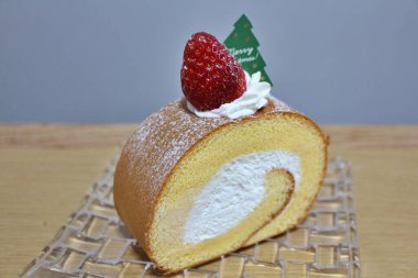 Japon çilekli Noel pastası (İsviçre dürümü))