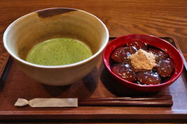 Japonya 'nın Takayama şehrinde Matcha çayı ve warabimochi (Japon tatlısı)