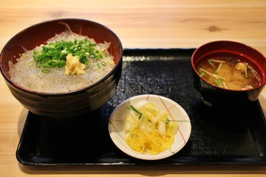 Japon mutfağı: Japonya Mishima 'da çiğ beyaz yem pirinç kasesi, miso çorbası ve tsukemono.