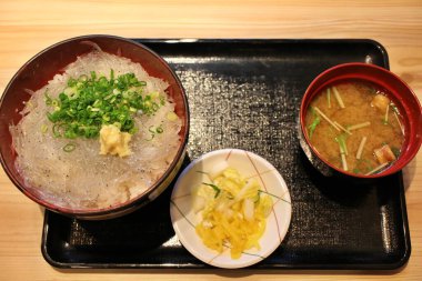 Japon mutfağı: Japonya Mishima 'da çiğ beyaz yem pirinç kasesi, miso çorbası ve tsukemono.