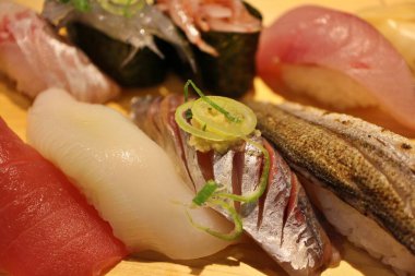 Japon mutfağı: Japonya Numazu 'da nigiri-zushi yemek tabağı