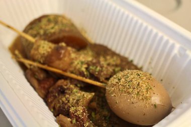 Japon mutfağı: Shizuoka oden şişi (daikon, chikuwa, sığır tendonu, yumurta ve siyah hanpen) Japonya 'nın Shizuoka şehrinde