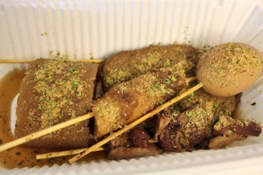 Japon mutfağı: Shizuoka oden şişi (daikon, chikuwa, sığır tendonu, yumurta ve siyah hanpen) Japonya 'nın Shizuoka şehrinde