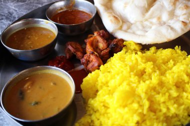 Hint mutfağı: körili yemek tabağı (tavuk keema köri, deniz ürünleri köri, dal köri, sarı pirinç, naan ve tandır tavuğu))