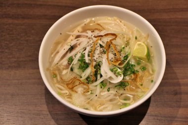 Vietnam mutfağı: pho ga (tavuklu pirinç eriştesi))