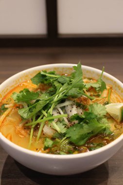 Vietnam mutfağı: Tom yum pho (Tom yum ile pirinç eriştesi))