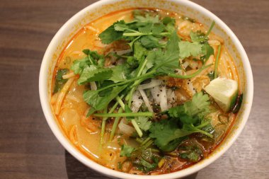 Vietnam mutfağı: Tom yum pho (Tom yum ile pirinç eriştesi))