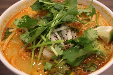 Vietnam mutfağı: Tom yum pho (Tom yum ile pirinç eriştesi))