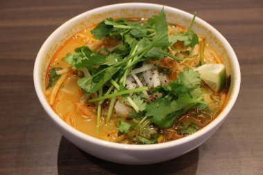 Vietnam mutfağı: Tom yum pho (Tom yum ile pirinç eriştesi))