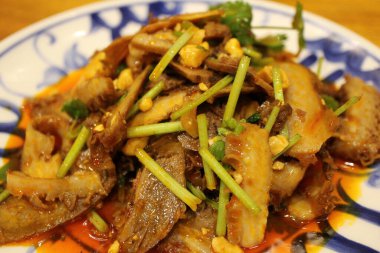 Sichuan mutfağı (Çin mutfağı): fuqi feipian (sığır incik kemiği ve işkembe biber yağının içine kişniş ile karıştırılmış işkembe)