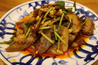 Sichuan mutfağı (Çin mutfağı): fuqi feipian (sığır incik kemiği ve işkembe biber yağının içine kişniş ile karıştırılmış işkembe)