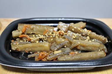 Burdock Kinpira (sotelenmiş ve kaynatılmış kök sebzeler) Tokyo, Japonya 'daki bir süpermarketten satın alınmıştır.