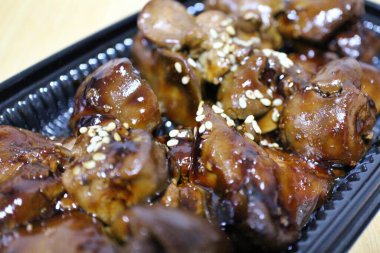 Japon, Tokyo 'da bir süpermarketten alınmış kırmızı şarapla pişirilmiş tavuk ciğeri.